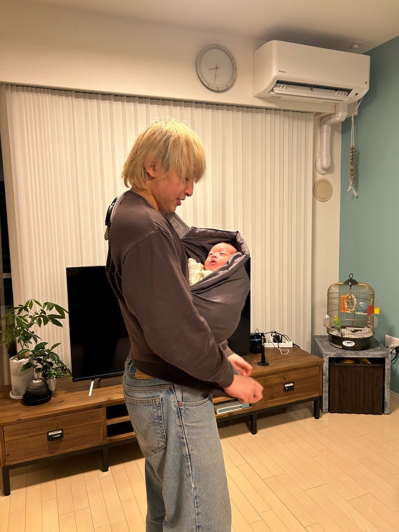 背中スイッチで抱っこしながらの夕食の画像