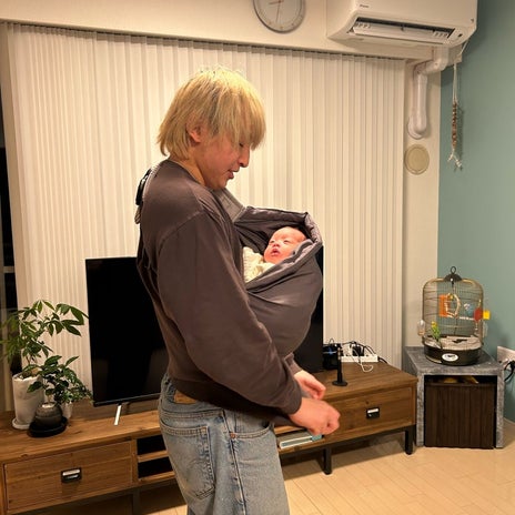 背中スイッチで抱っこしながらの夕食の画像