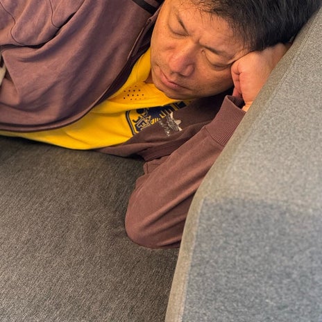 だいた ずっとグチを言う夫の様子の画像