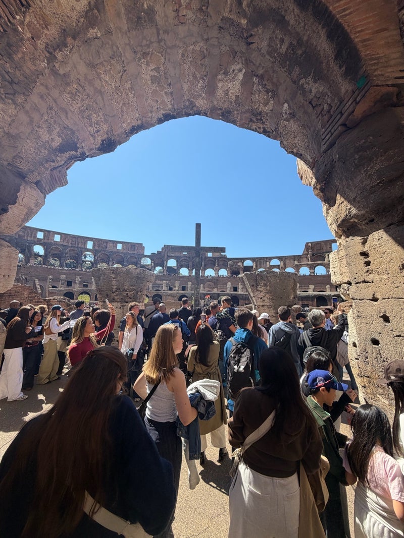 ヒデ 愛犬とコロッセオで複雑な心境の画像