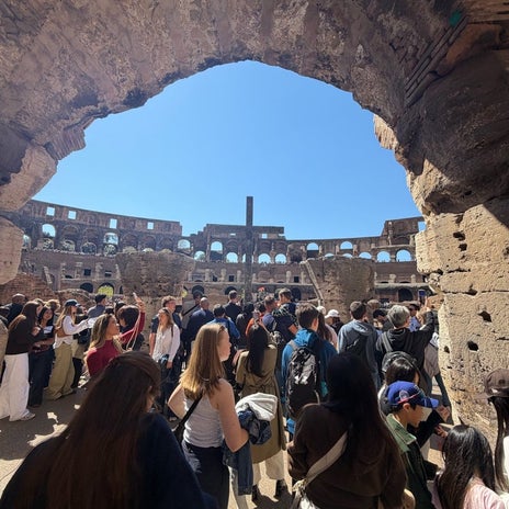 ヒデ 愛犬とコロッセオで複雑な心境の画像