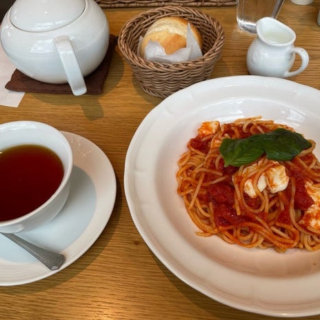 大好きなパスタと嬉しい紅茶のランチの画像