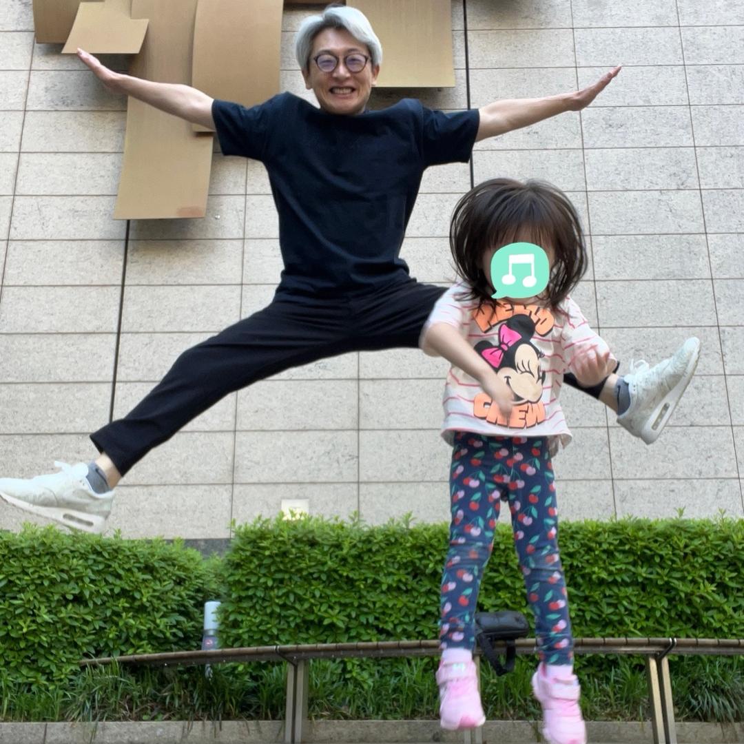 登坂淳一アナ 長女とジャンプの画像