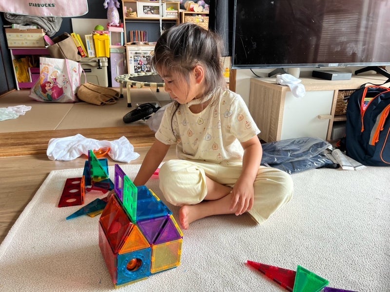 クロ 娘が夢中になって遊ぶ玩具