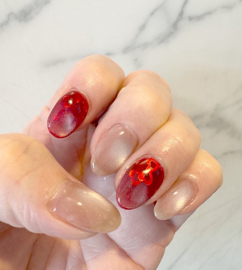 レッドとハートのソワソワするネイルの画像