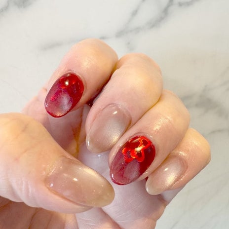 レッドとハートのソワソワするネイルの画像