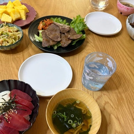 焼肉丼を残し喜んで食べたちくわの画像