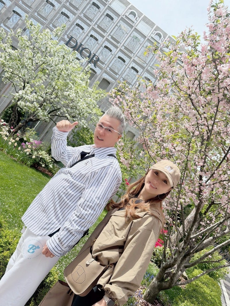 美奈代 DIOR前での夫婦ショットの画像