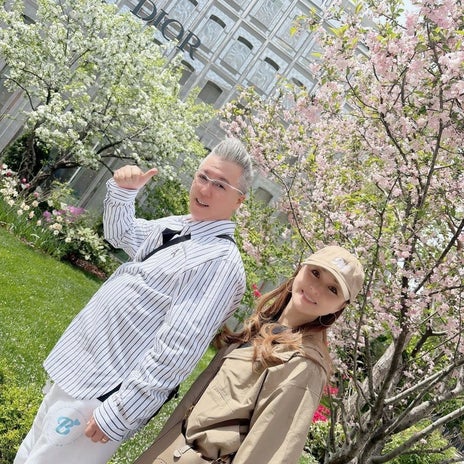 美奈代 DIOR前での夫婦ショットの画像