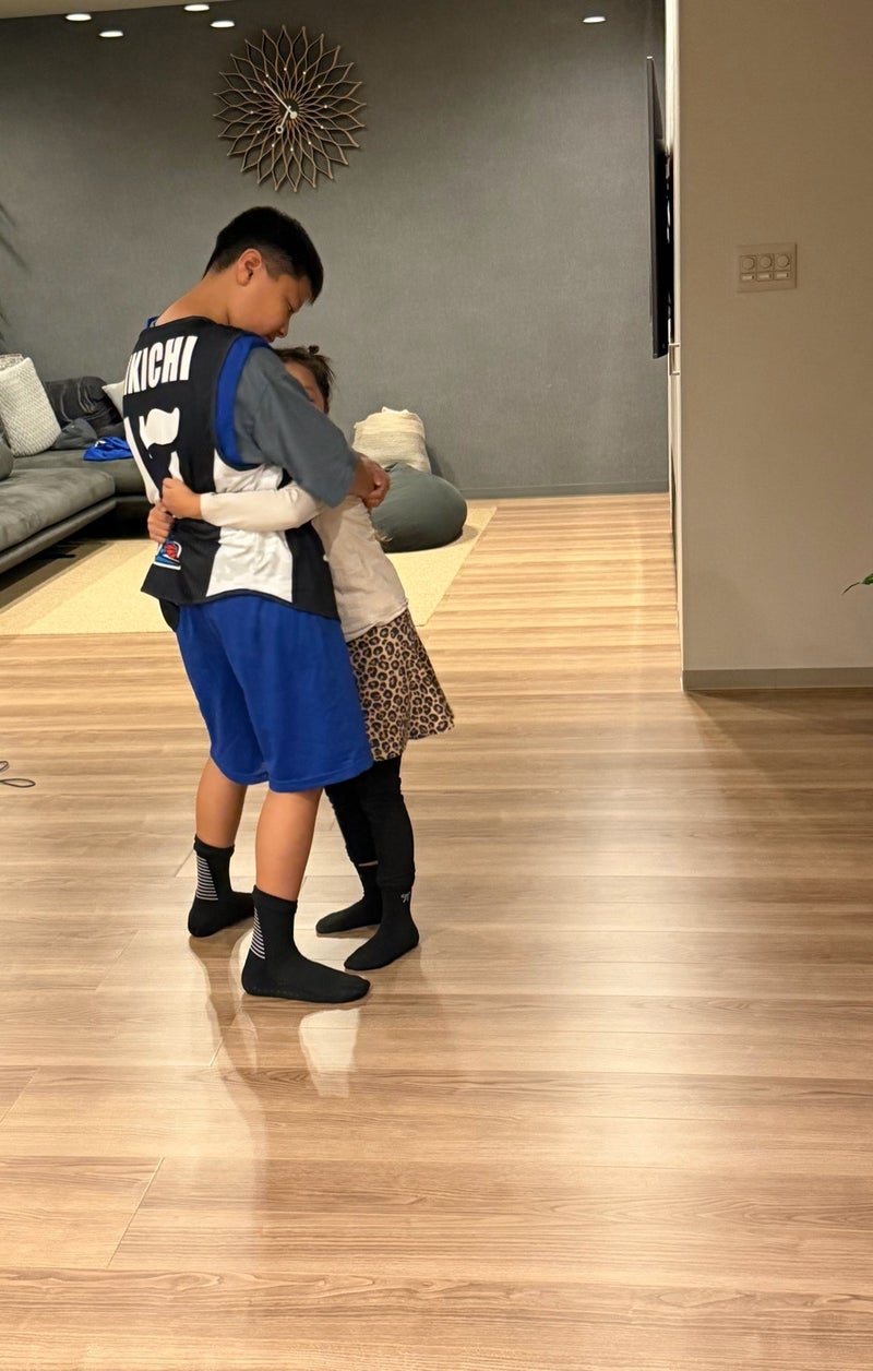 小原正子 ハグされ嬉しさ溢れる長男の画像