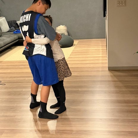 小原正子 ハグされ嬉しさ溢れる長男の画像
