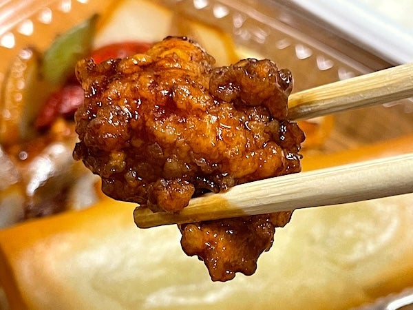 ほっともっとの黒酢酢豚と春巻弁当の画像