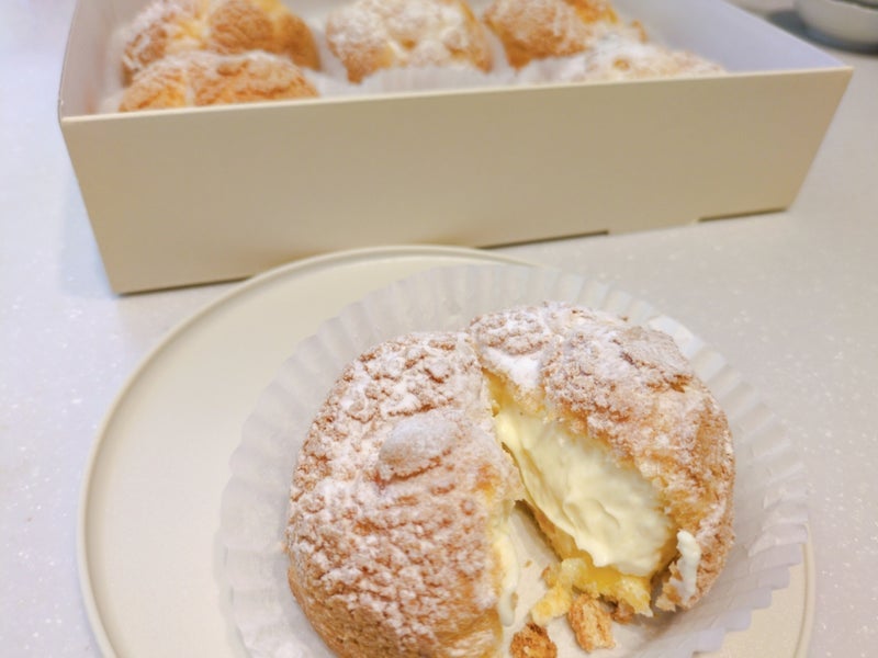 ワゴンから売れて行くシュークリームの画像