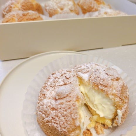 ワゴンから売れて行くシュークリームの画像