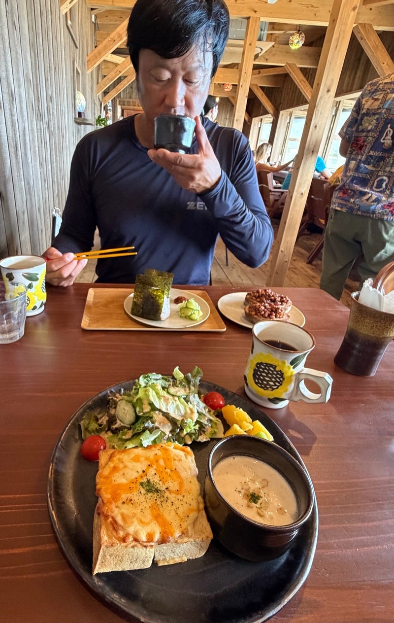 小原正子 浜辺の人気店で夫と朝食の画像