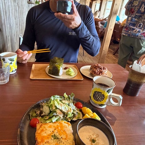 小原正子 浜辺の人気店で夫と朝食の画像