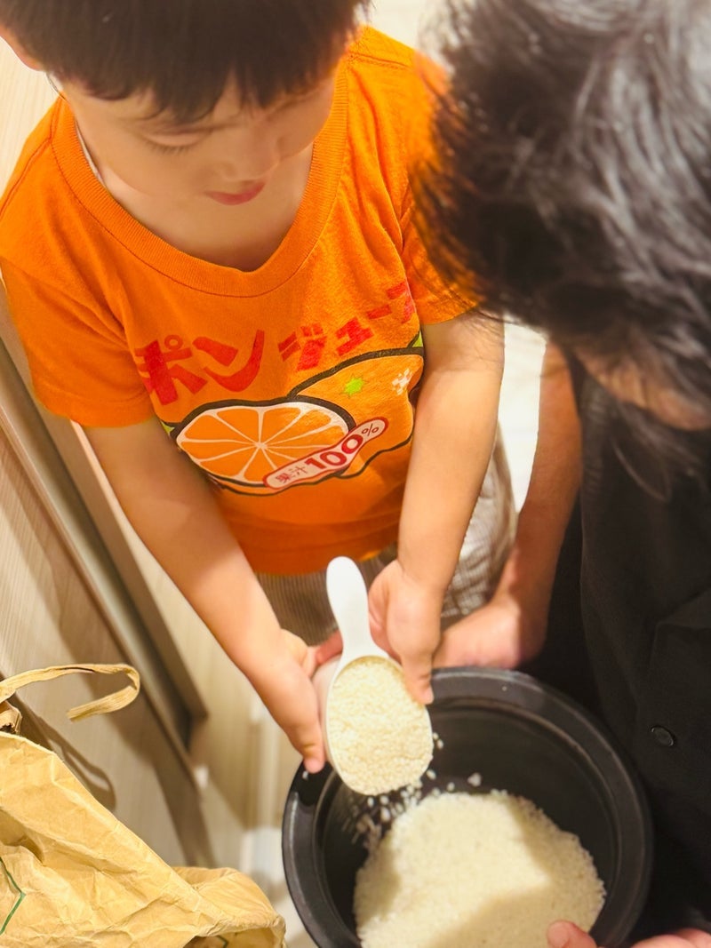 だいた 息子のお米とぎのお手伝いの画像