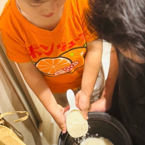 だいた 息子のお米とぎのお手伝いの画像