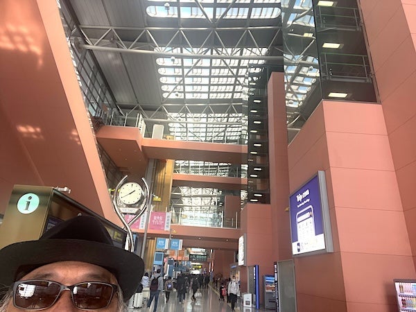 生まれて初めて出た空港の到着口の画像