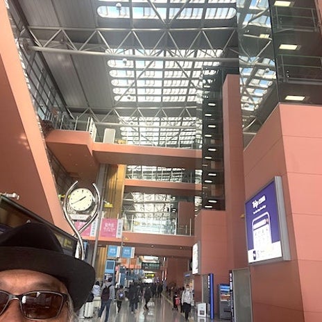 生まれて初めて出た空港の到着口の画像