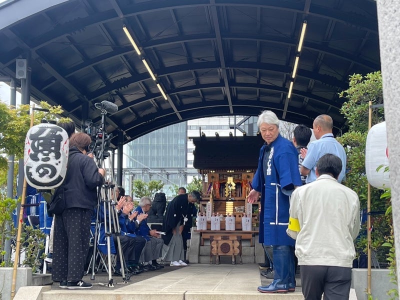 團十郎 江戸紫の鉢巻を頂戴し感謝の画像