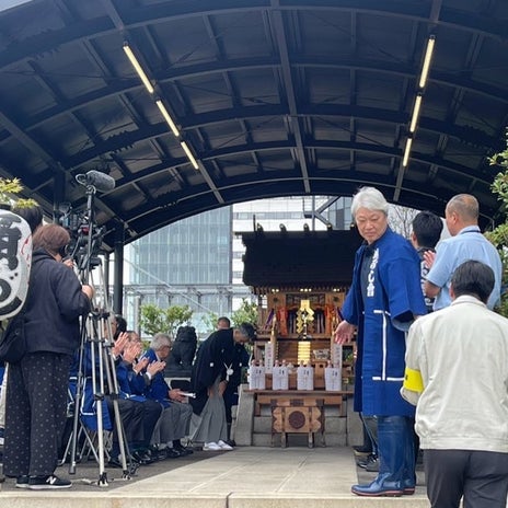 團十郎 江戸紫の鉢巻を頂戴し感謝の画像