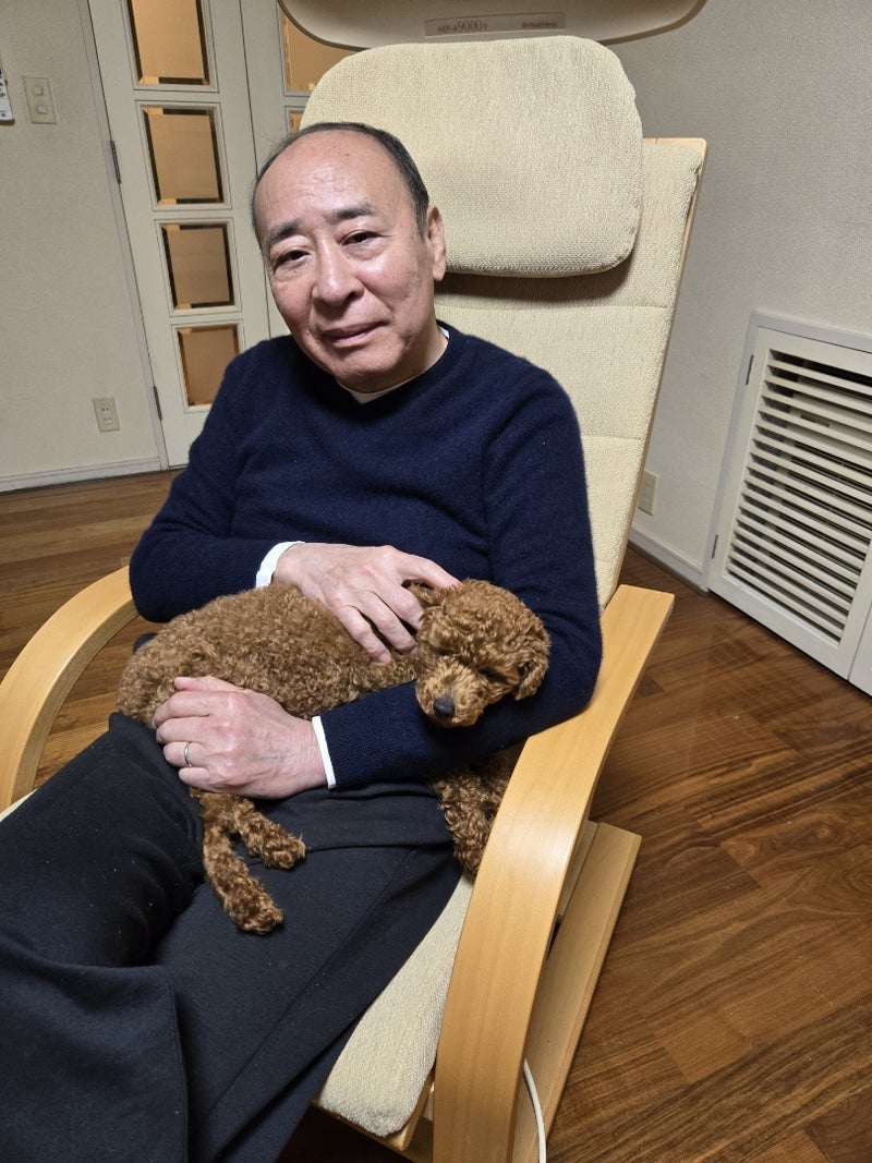 夫のお膝が大好きな甘えん坊ちゃんの画像