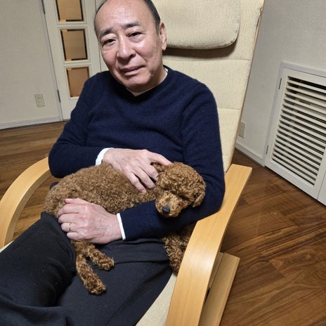 夫のお膝が大好きな甘えん坊ちゃんの画像