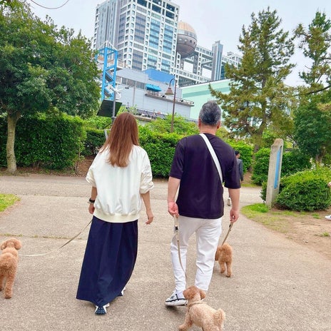 渡辺美奈代 夫と愛犬連れて外出の画像