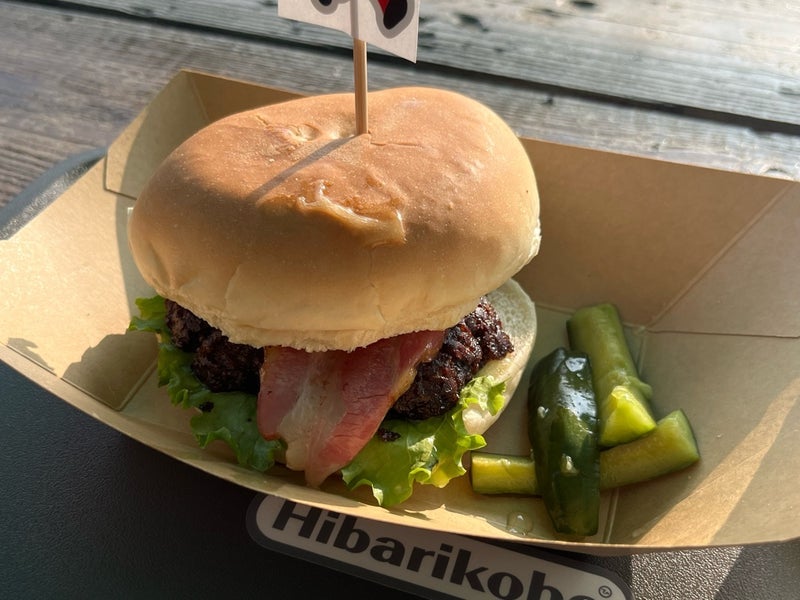 超粗挽きの牛肉の美味しいバーガーの画像