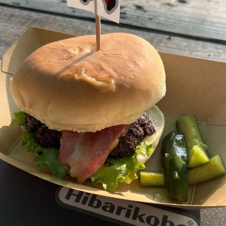 超粗挽きの牛肉の美味しいバーガーの画像
