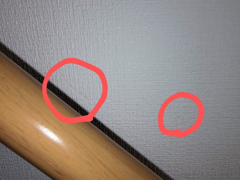 白より目立つグレージュの傷注意の画像