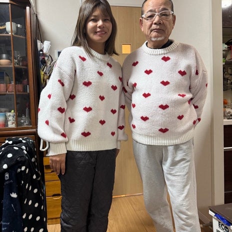 クロ まさかの父とおそろいセーターの画像