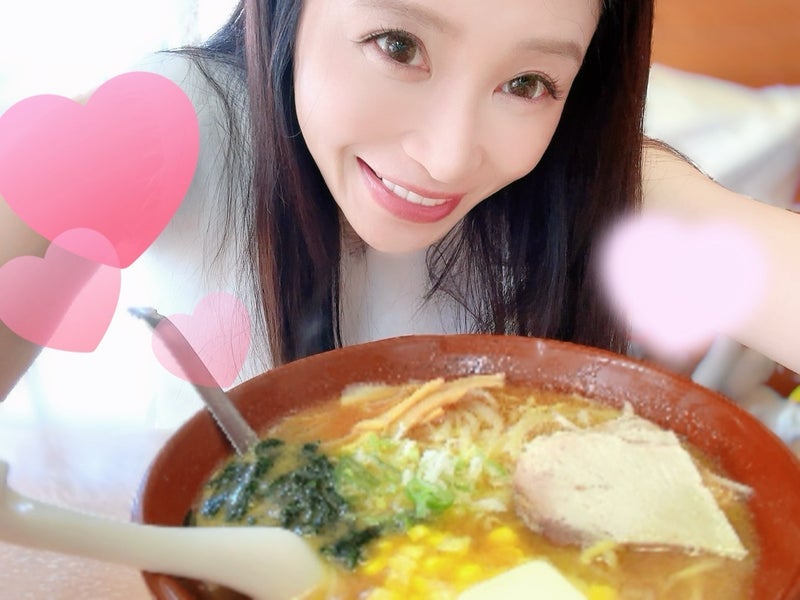手島優 一緒にラーメンデート風写真の画像