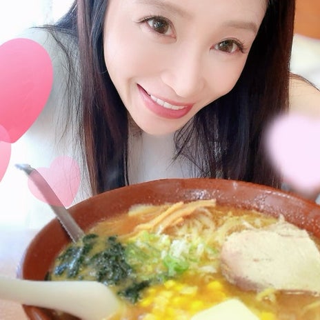 手島優 一緒にラーメンデート風写真の画像