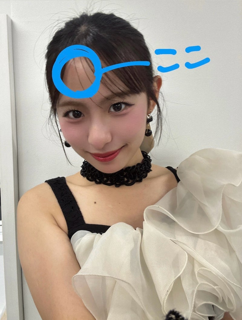 おでこの1/3を埋めた判別不能な物の画像
