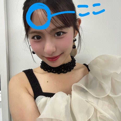 おでこの1/3を埋めた判別不能な物の画像