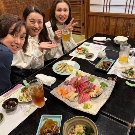 立花理佐 友人達と美味しい料理の画像