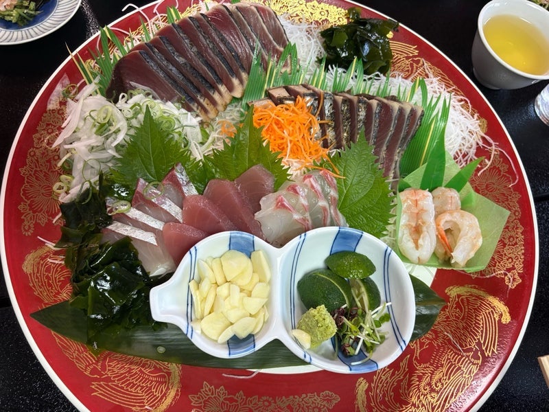 高知の旅館で食べた盛りだくさんな夕食の画像
