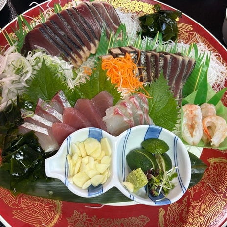高知の旅館で食べた盛りだくさんな夕食の画像