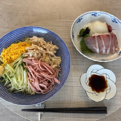 若乃花 冷やし中華と刺身の夕食の画像