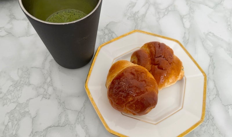 冷凍ストックの塩パンと抹茶の朝の画像