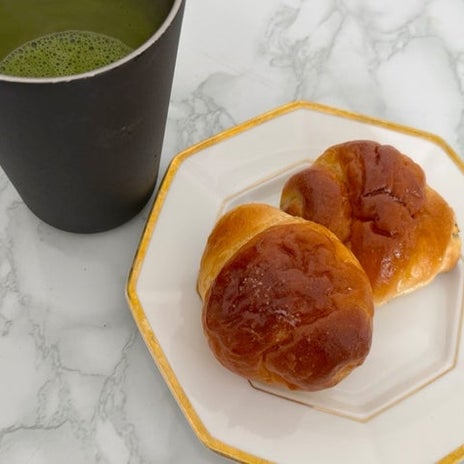 冷凍ストックの塩パンと抹茶の朝の画像