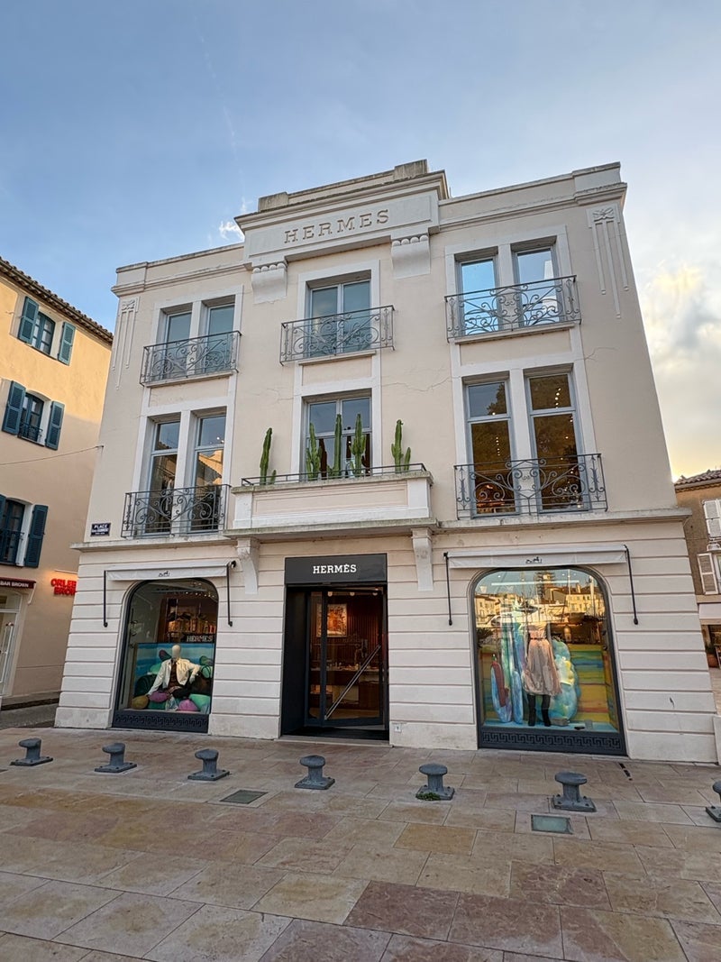真冬の街で唯一営業のエルメスの画像