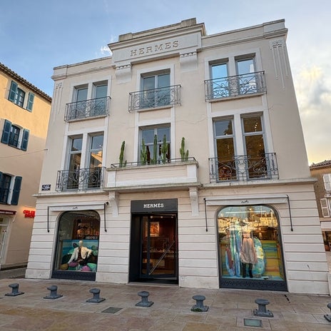 真冬の街で唯一営業のエルメスの画像