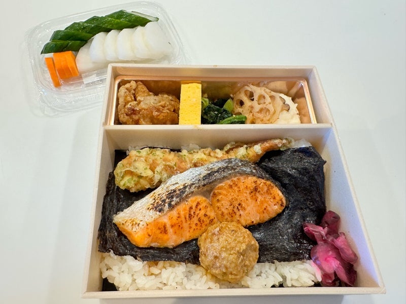 薬丸裕英 本日のランチの鮭海苔弁当の画像