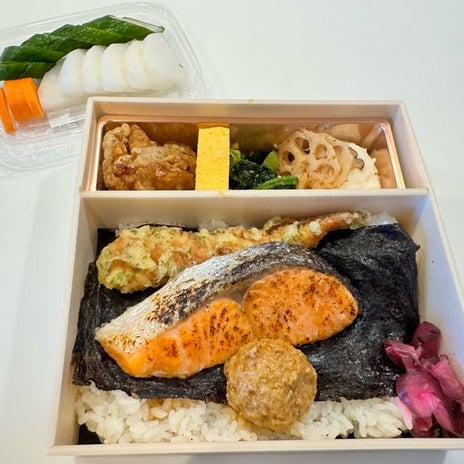 薬丸裕英 本日のランチの鮭海苔弁当の画像
