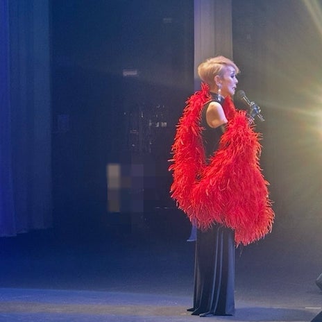 研ナオコ 花と可愛いフルーツタワーの画像