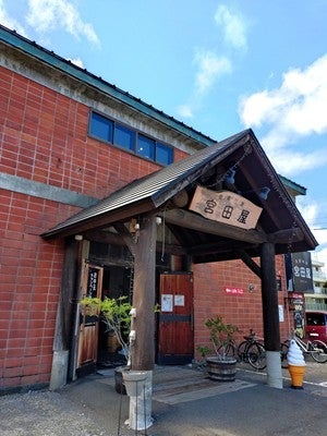 レンガ倉庫を改装した落ち着けるカフェの画像