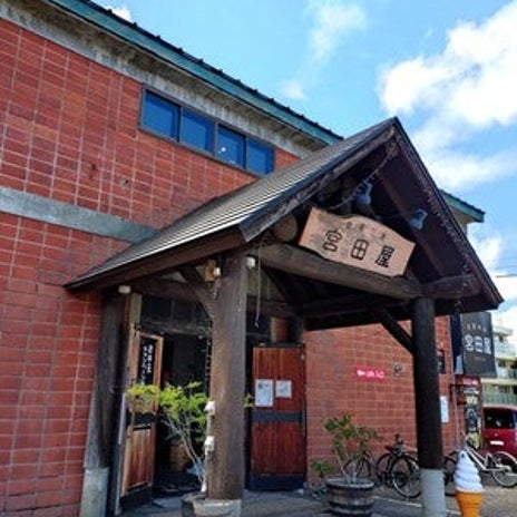 レンガ倉庫を改装した落ち着けるカフェの画像